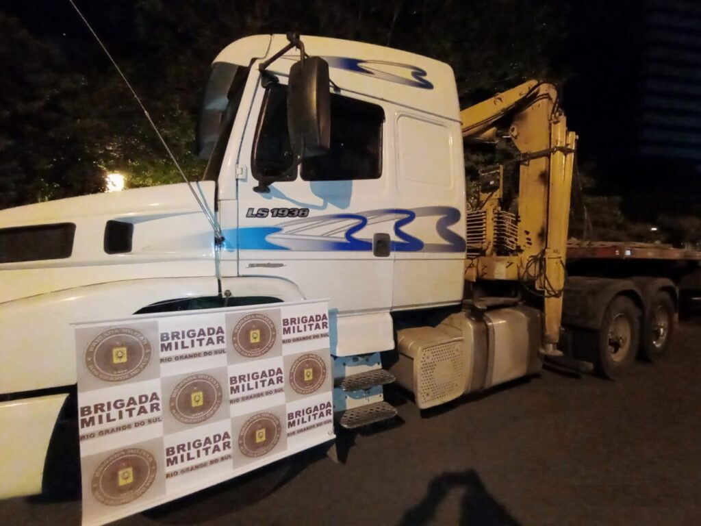 Três homens são presos e dois caminhões recuperados pela BM de São Leopoldo