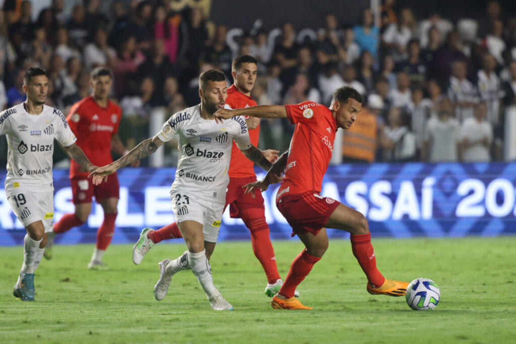 Internacional sai na frente, mas cede o empate diante do Santos na Vila Belmiro