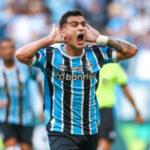 Grêmio goleia Coritiba por 5 a 1 e assume vice-liderança do Brasileiro