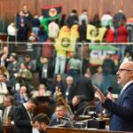 Deputados estaduais aprovam duas propostas que dificultam mudanças no Hino do RS