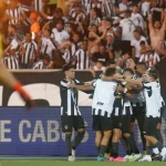 Inter sai na frente, mas não segura o líder Botafogo e perde por 3 a 1 no Rio de Janeiro
