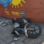 OCORRÊNCIA EM ANDAMENTO: Carro bate em moto que atinge pedestre na calçada no Centro de São Leopoldo