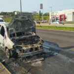 Fiat Punto pega fogo na BR-116 na tarde deste sábado e causa lentidão na rodovia