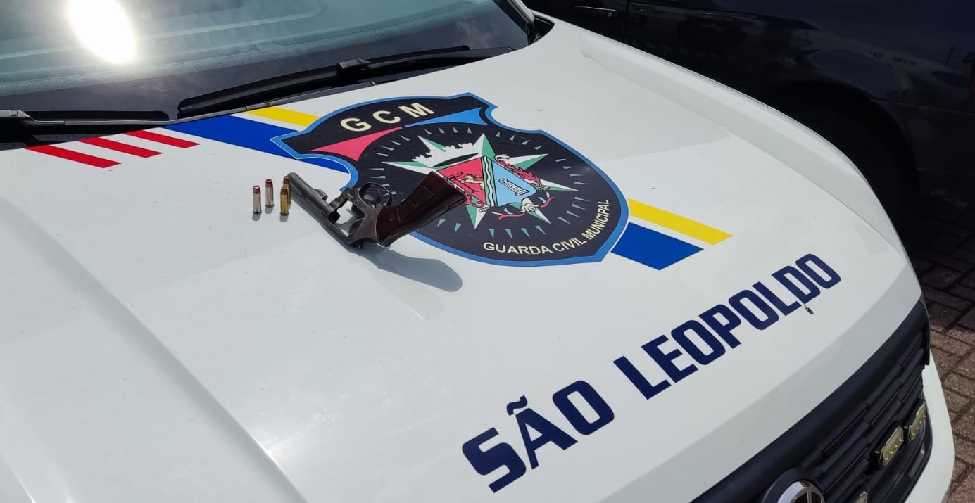 GCM de São Leopoldo prende homem no Centro por porte ilegal de arma