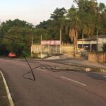 TRÂNSITO: Poste cai e bloqueia Avenida Feitoria no bairro Pinheiro na manhã desta sexta-feira