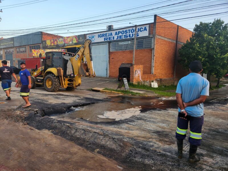 Adutora da Imperatriz rompe mais uma vez e deve afetar o abastecimento de água em 20 bairros de São Leopoldo