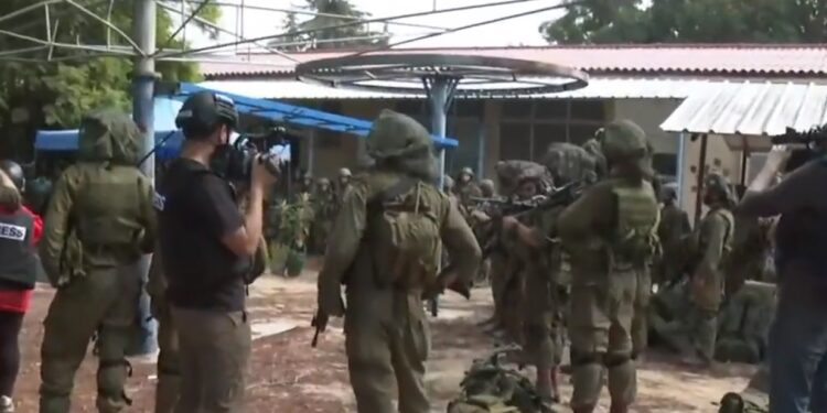 Soldados israelenses encontram 40 corpos de bebês, alguns decapitados