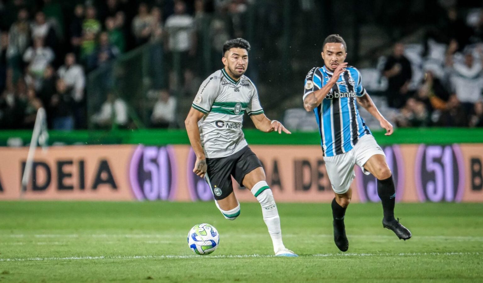 Grêmio vence o Coritiba, garante duas vitórias fora de casa e assume a 2ª colocação do Brasileirão