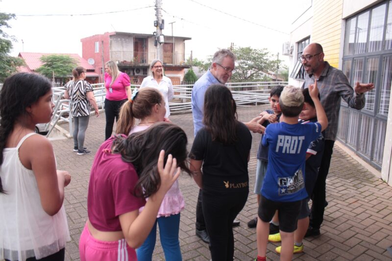 Vanazzi confere obra da quadra poliesportiva na Tancredo Neves