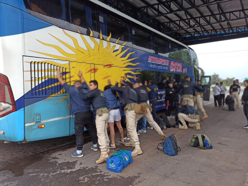 PRF fiscaliza veículos com mais de 100 torcedores do Boca Juniors na BR-290