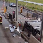 URGENTE: Caminhão derruba cabine de pedágio na Freeway com funcionário dentro