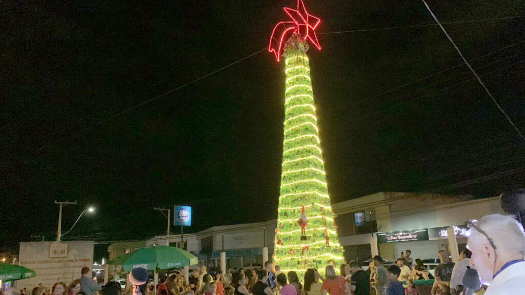 Fraternidade, união e alegria marcam o acendimento da árvore do 1º Natal da Feitoria
