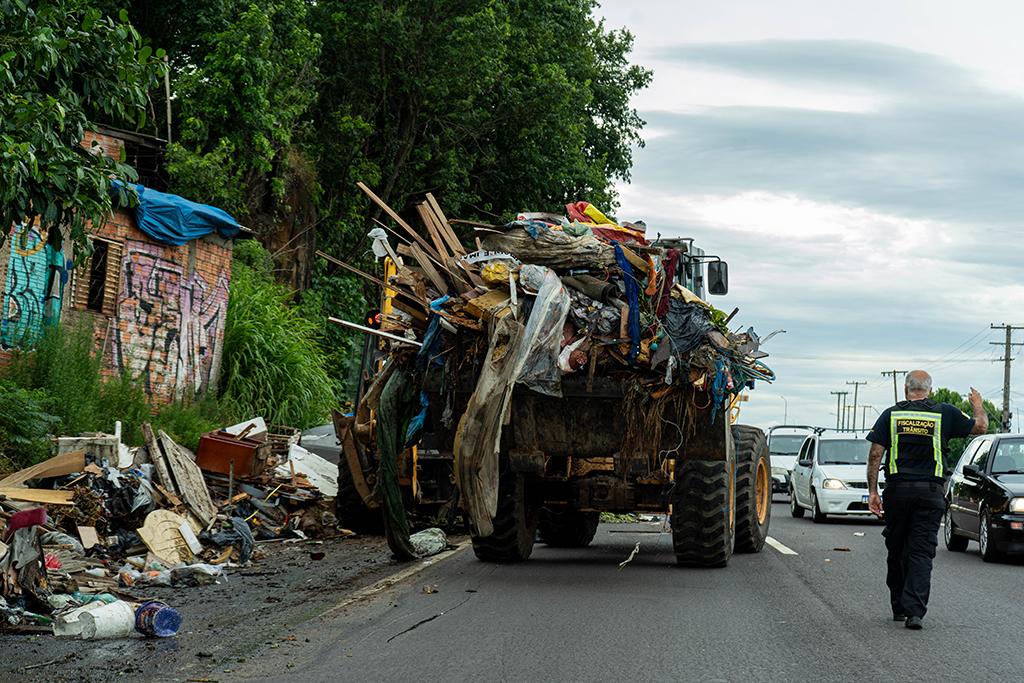 78 toneladas de resíduos são retirados das margens da BR-116 na Vila Pedreira em Esteio