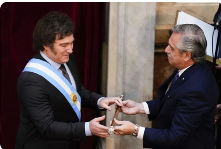 Milei corta ministérios pela metade em primeiro decreto como presidente da Argentina