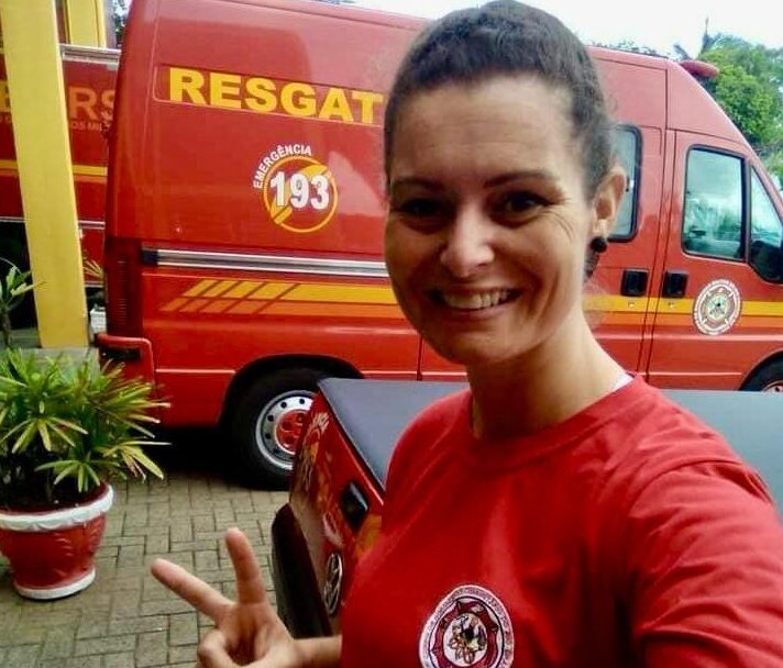 “A vida é feita de escolhas, escolhi salvar vidas”, bombeira civil Juliana Zimmer