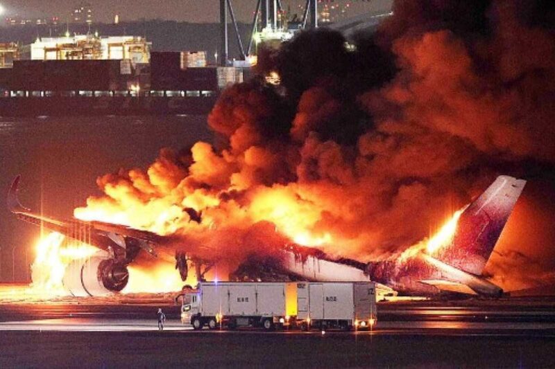 Avião pega fogo em aeroporto de Tóquio e 367 passageiros são evacuados