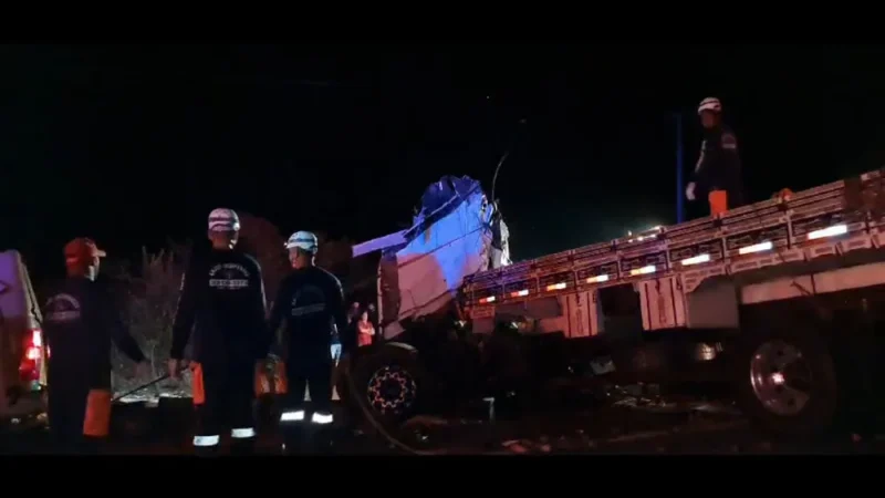 Batida entre caminhão e ônibus de turismo deixa 25 pessoas mortas e cinco feridas no norte da Bahia
