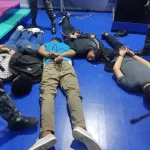 Homens armados invadem estúdio de TV no Equador; país vive caos após criminoso fugir de prisão e presidente decretar estado de exceção