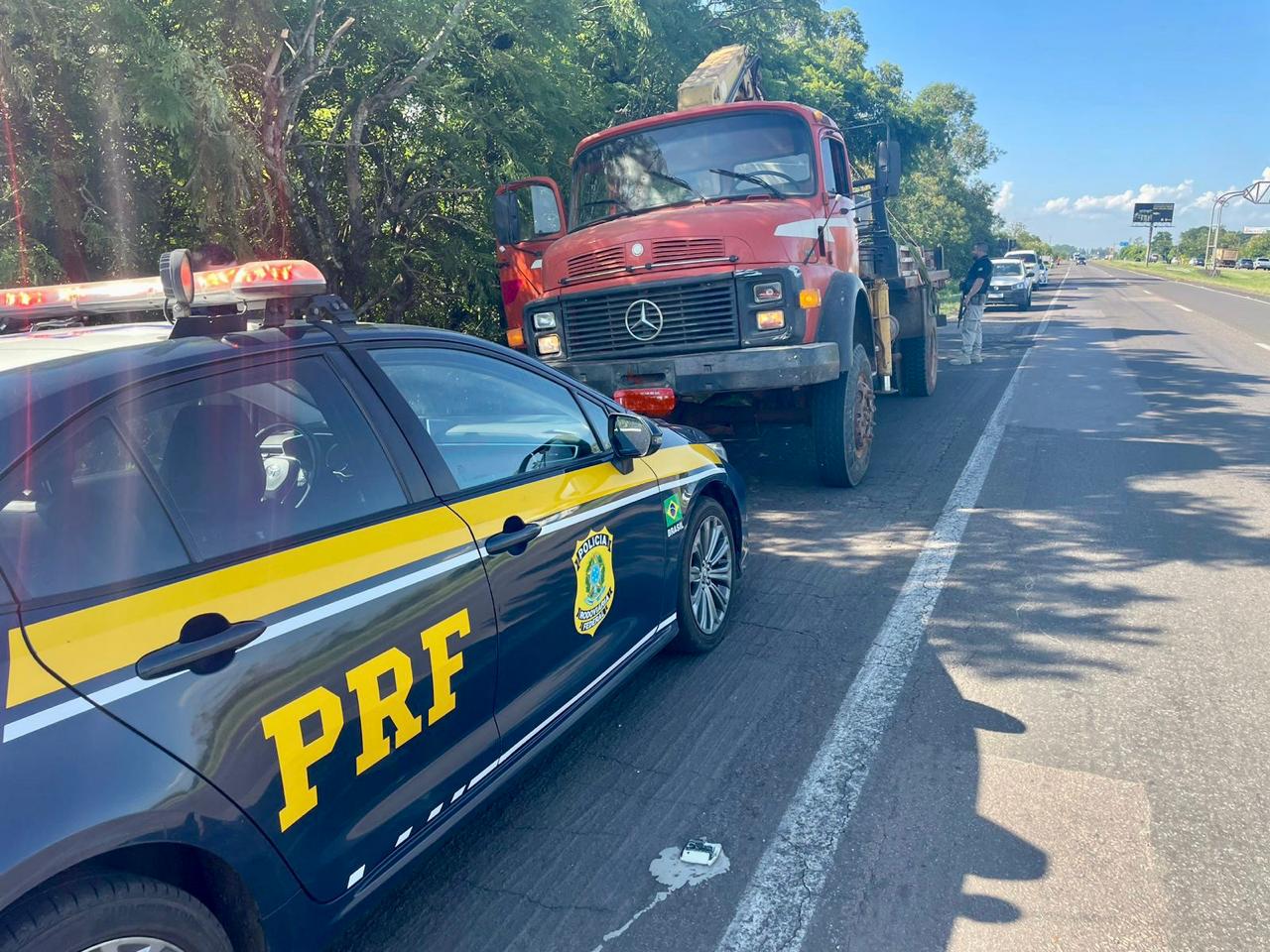 PRF prende homem de São Leopoldo com caminhão recém furtado em Sapucaia do Sul