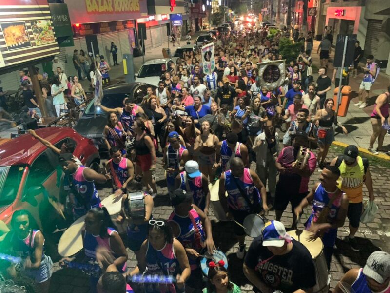 Final de semana de carnaval na rua e clube