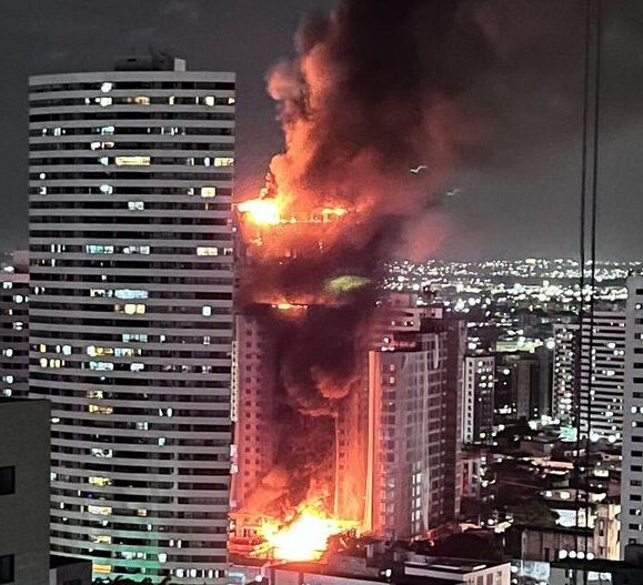 VÍDEO: Incêndio de grande proporção atinge edifício em construção em  Recife