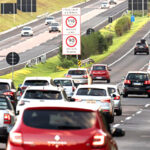 Mais de 24 mil veículos passaram pela freeway na manhã desta quinta-feira em direção ao litoral; são 71 carros por minuto neste momento