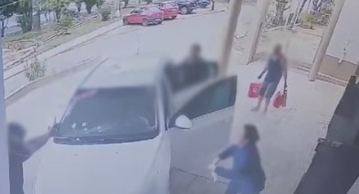 VÍDEO: Mulher é baleada pelo ex-companheiro, tenta fugir, mas é perseguida e morta em frente a hospital