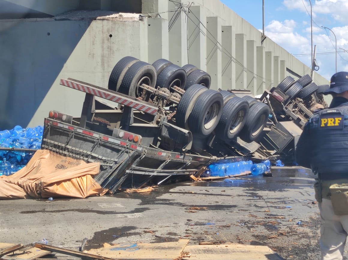 Carreta carregada de bombonas tomba na Scharlau, sem vítimas segundo a PRF