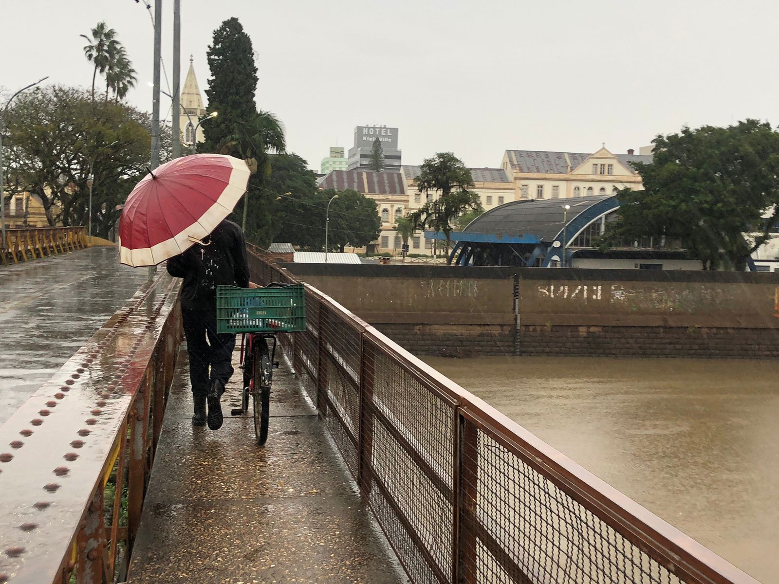 Rio dos Sinos em São Leopoldo chega a 1,47 metros na manhã desta terça-feira com 24,8 milímetros de chuva