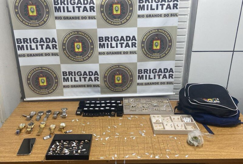 Brigada Militar de São Leopoldo prende homem com joias roubadas
