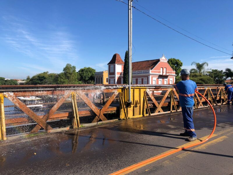Servidores do Semae estão lavando a ponte 25 de Julho que será revitalizada